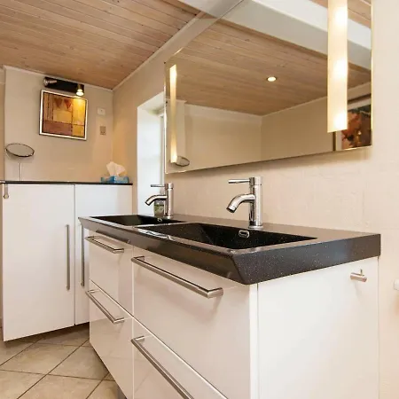בית נופש Four-bedroom Holiday In Hojer